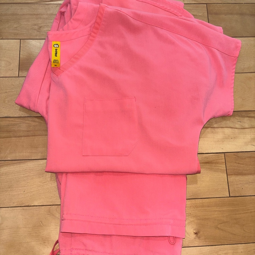 WonderWink coral/pink aero scrub set- medium.